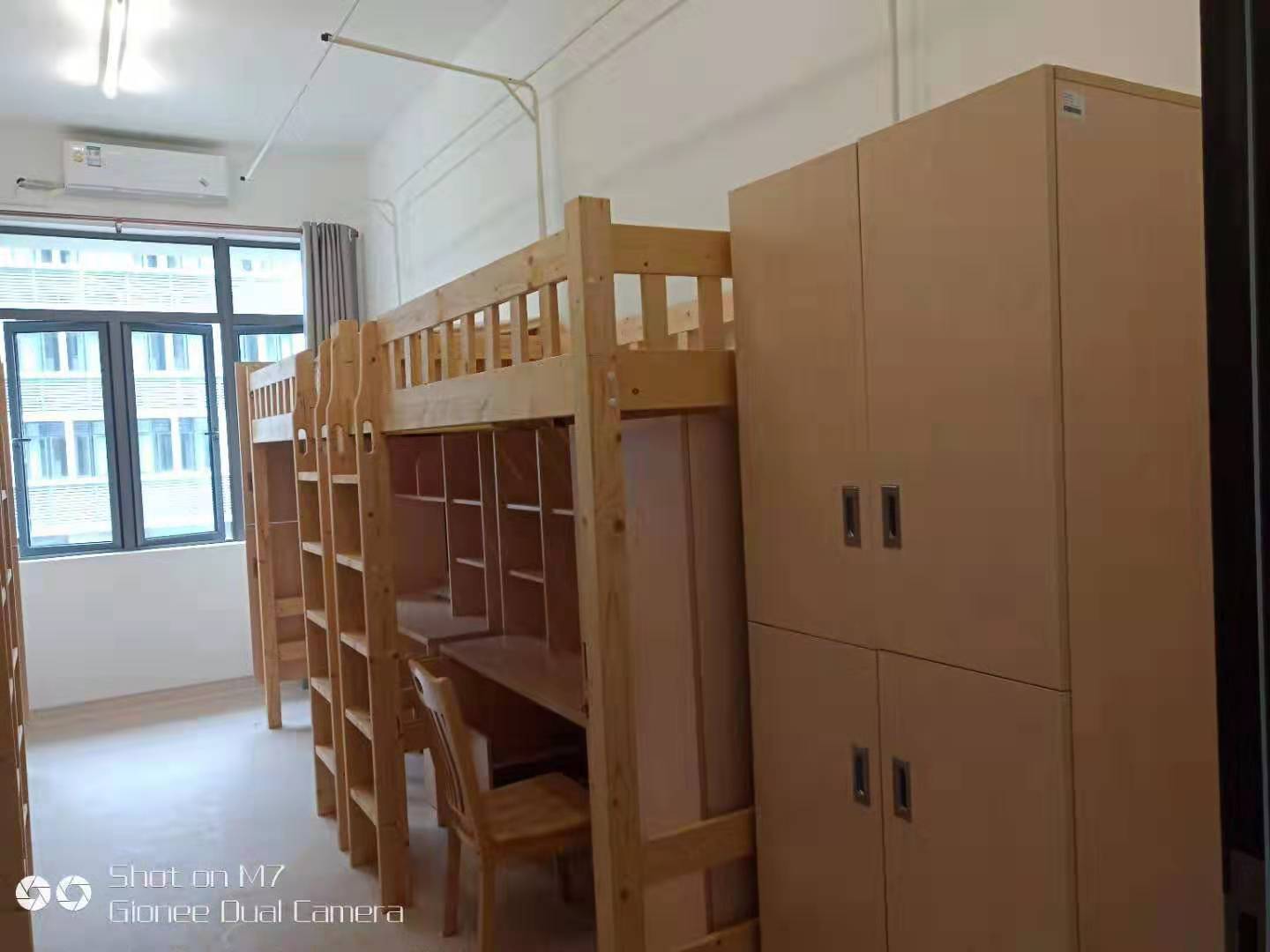宿舍床