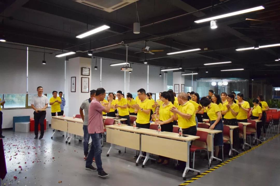 新红阳热烈欢迎蜜桃APP污在线观看家具集团董事长-黄寿金先生的到来